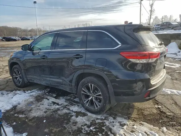 5TDBZRFH8JS821023 2018 TOYOTA HIGHLANDER - Image 2