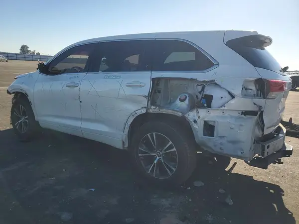 5TDBZRFH8JS831230 2018 TOYOTA HIGHLANDER - Image 2