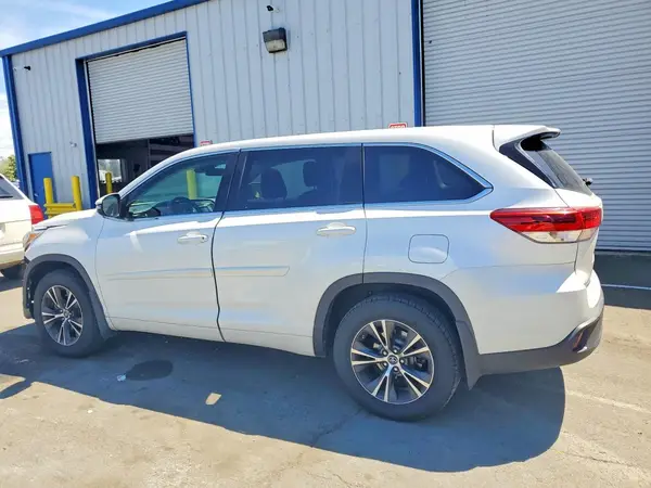 5TDBZRFH8JS850330 2018 TOYOTA HIGHLANDER - Image 2