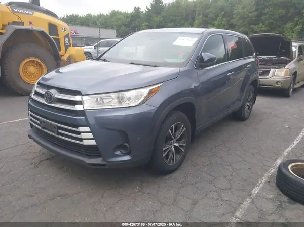 5TDBZRFH8JS875311 2018 TOYOTA HIGHLANDER - Image 2
