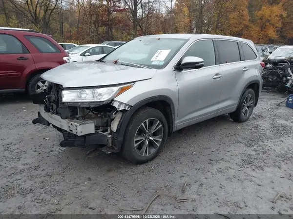 5TDBZRFH8JS886924 2018 TOYOTA HIGHLANDER - Image 2