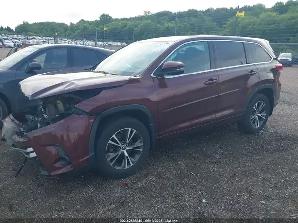 5TDBZRFH8JS892948 2018 TOYOTA HIGHLANDER - Image 2