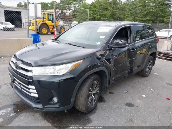 5TDBZRFH8JS897020 2018 TOYOTA HIGHLANDER - Image 2