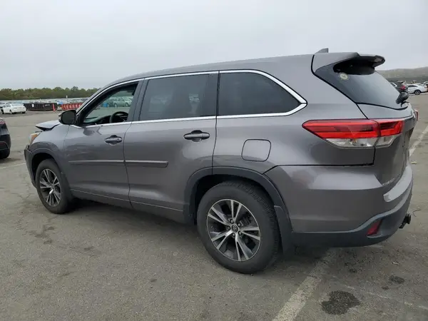 5TDBZRFH8JS905083 2018 TOYOTA HIGHLANDER - Image 2