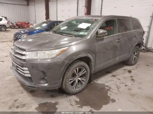 5TDBZRFH8KS966175 2019 TOYOTA HIGHLANDER - Image 2
