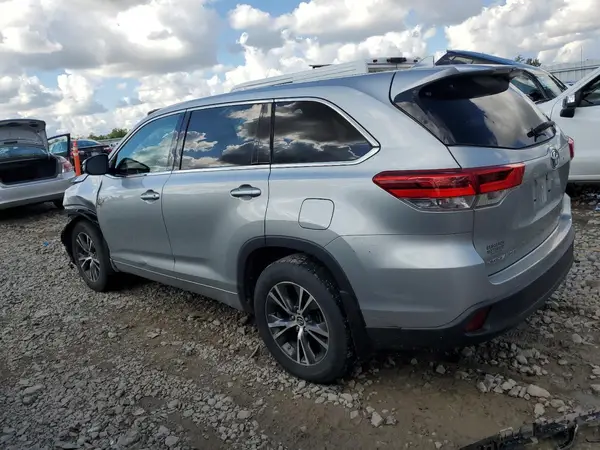 5TDBZRFH9HS427752 2017 TOYOTA HIGHLANDER - Image 2