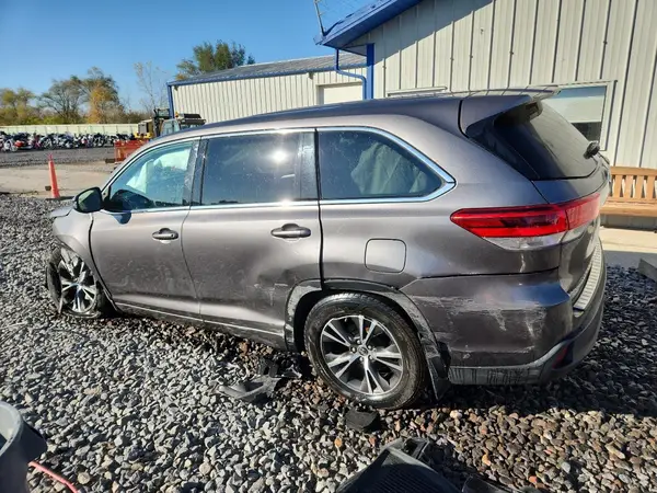 5TDBZRFH9HS445488 2017 TOYOTA HIGHLANDER - Image 2
