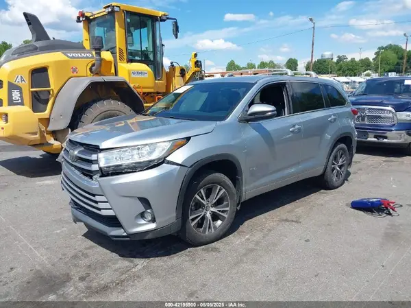 5TDBZRFH9HS458757 2017 TOYOTA HIGHLANDER - Image 2