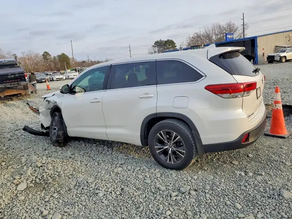 5TDBZRFH9JS493224 2018 TOYOTA HIGHLANDER - Image 2