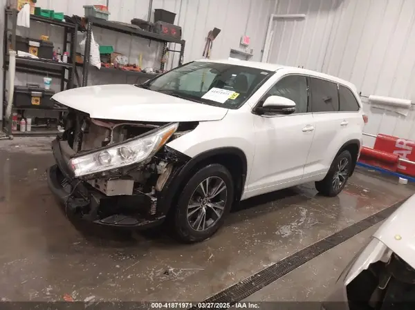 5TDBZRFH9JS821645 2018 TOYOTA HIGHLANDER - Image 2