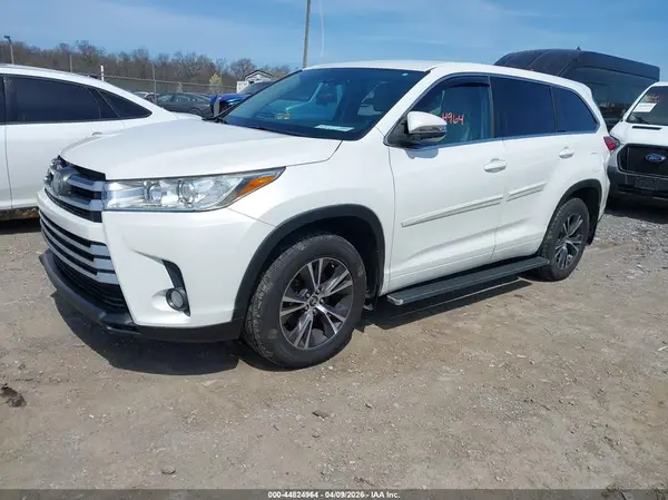 5TDBZRFH9JS826943 2018 TOYOTA HIGHLANDER - Image 2