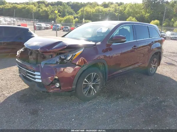 5TDBZRFH9JS835657 2018 TOYOTA HIGHLANDER - Image 2