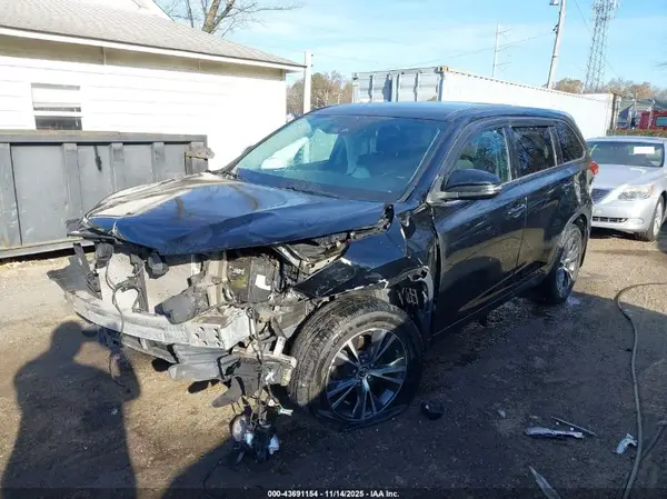 5TDBZRFH9JS844990 2018 TOYOTA HIGHLANDER - Image 2