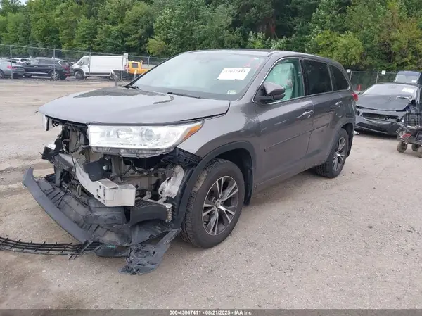 5TDBZRFH9JS852748 2018 TOYOTA HIGHLANDER - Image 2