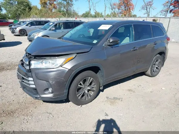 5TDBZRFH9JS878346 2018 TOYOTA HIGHLANDER - Image 2