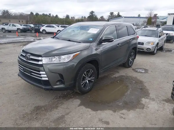 5TDBZRFH9JS879867 2018 TOYOTA HIGHLANDER - Image 2