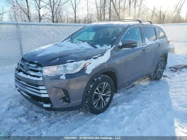 5TDBZRFH9JS888696 2018 TOYOTA HIGHLANDER - Image 2