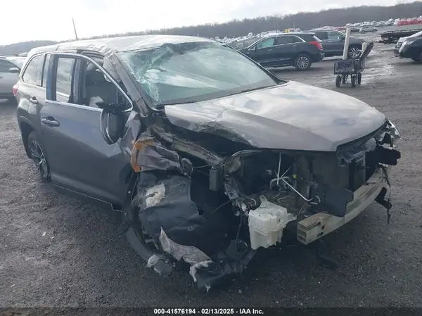 5TDBZRFH9JS889122 2018 TOYOTA HIGHLANDER - Image 1