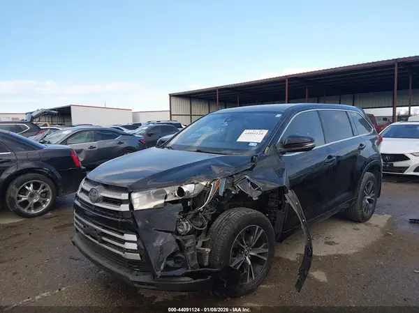 5TDBZRFH9JS889802 2018 TOYOTA HIGHLANDER - Image 2