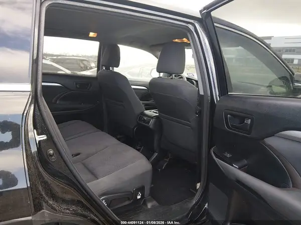 5TDBZRFH9JS889802 2018 TOYOTA HIGHLANDER - Image 8