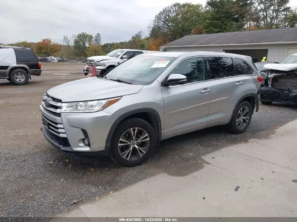 5TDBZRFH9JS893333 2018 TOYOTA HIGHLANDER - Image 2