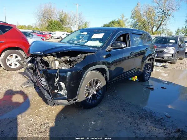 5TDBZRFH9JS900636 2018 TOYOTA HIGHLANDER - Image 2