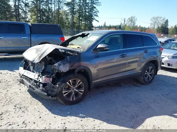 5TDBZRFH9JS904055 2018 TOYOTA HIGHLANDER - Image 2