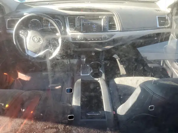 5TDBZRFH9JS914083 2018 TOYOTA HIGHLANDER - Image 8
