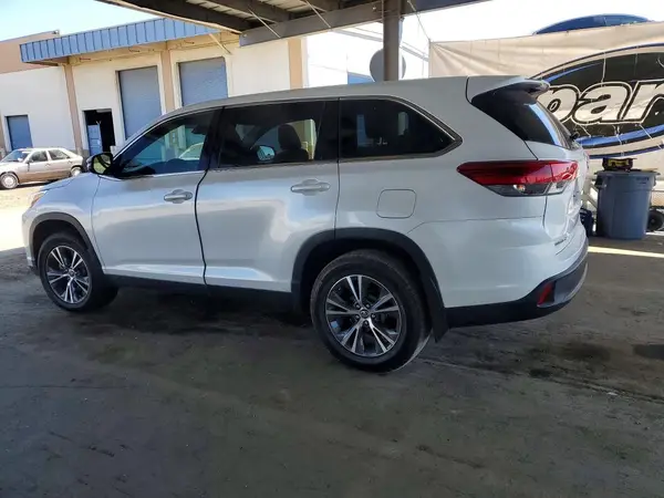 5TDBZRFH9KS932049 2019 TOYOTA HIGHLANDER - Image 2