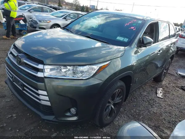 5TDBZRFH9KS950454 2019 TOYOTA HIGHLANDER - Image 2