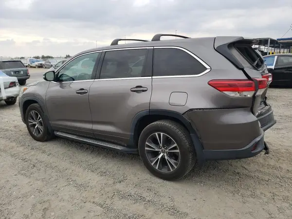 5TDBZRFHXHS452840 2017 TOYOTA HIGHLANDER - Image 2