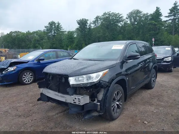 5TDBZRFHXJS488260 2018 TOYOTA HIGHLANDER - Image 2