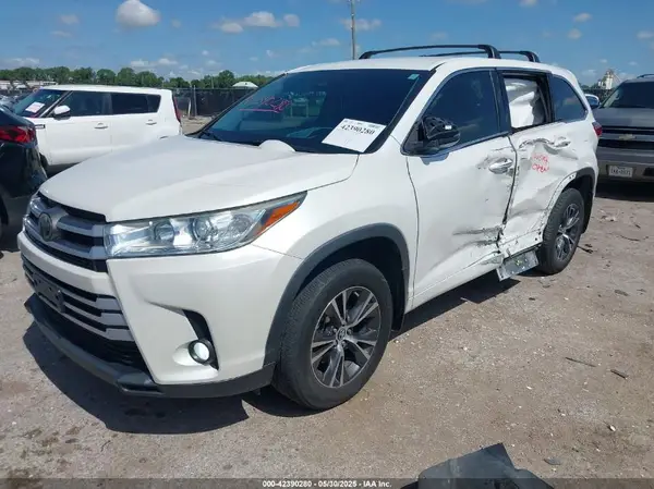 5TDBZRFHXJS808161 2018 TOYOTA HIGHLANDER - Image 2