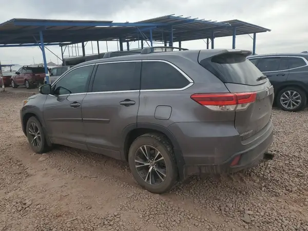 5TDBZRFHXJS812985 2018 TOYOTA HIGHLANDER - Image 2