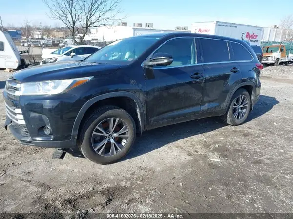 5TDBZRFHXJS825574 2018 TOYOTA HIGHLANDER - Image 2
