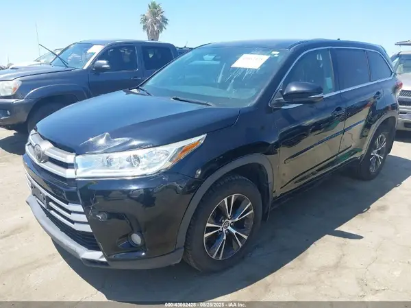 5TDBZRFHXJS859739 2018 TOYOTA HIGHLANDER - Image 2