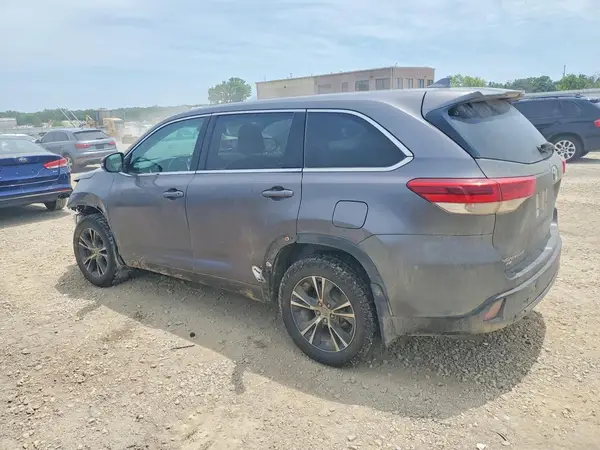 5TDBZRFHXJS867193 2018 TOYOTA HIGHLANDER - Image 2