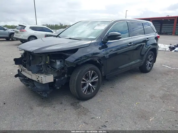 5TDBZRFHXJS868568 2018 TOYOTA HIGHLANDER - Image 2