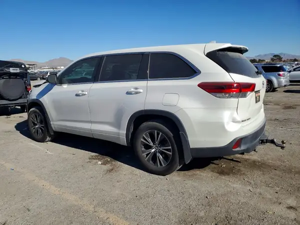 5TDBZRFHXJS871082 2018 TOYOTA HIGHLANDER - Image 2