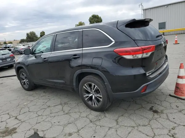5TDBZRFHXJS877061 2018 TOYOTA HIGHLANDER - Image 2