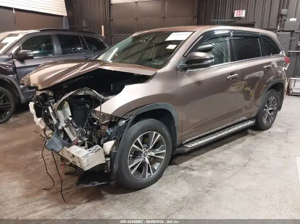 5TDBZRFHXJS879909 2018 TOYOTA HIGHLANDER - Image 2