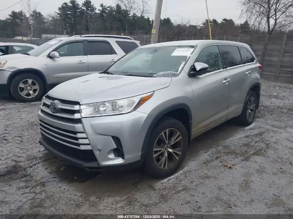 5TDBZRFHXJS886312 2018 TOYOTA HIGHLANDER - Image 2