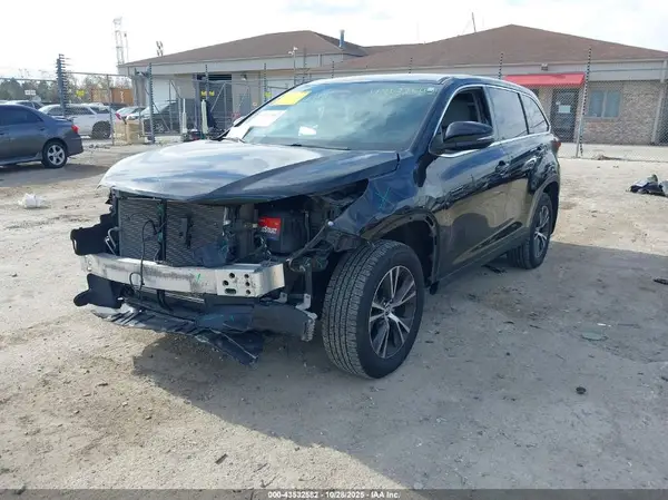 5TDBZRFHXKS960846 2019 TOYOTA HIGHLANDER - Image 2