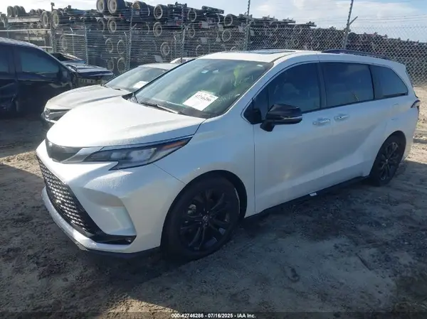 5TDCRKEC3PS156381 2023 TOYOTA SIENNA - Image 2