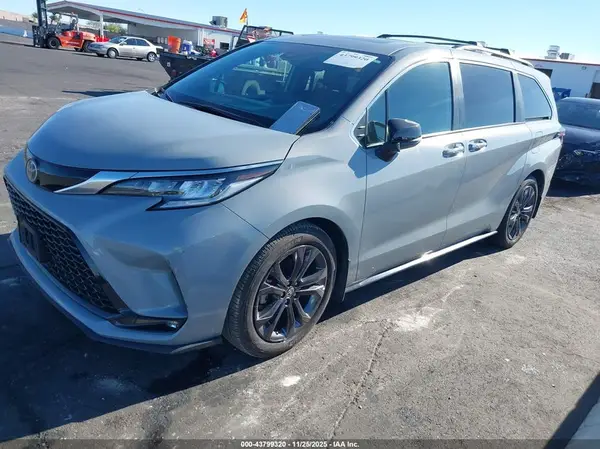 5TDCRKECXRS181135 2024 TOYOTA SIENNA - Image 2