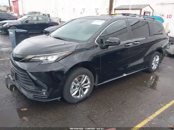 5TDCSKFC0PS104080 2023 TOYOTA SIENNA - Image 2