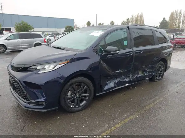 5TDCSKFC0SS159623 2025 TOYOTA SIENNA - Image 2