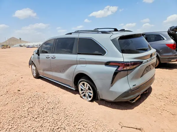 5TDCSKFC2PS103139 2023 TOYOTA SIENNA - Image 2