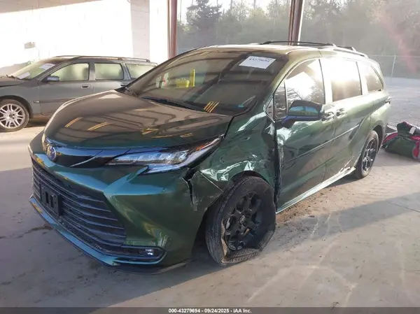 5TDCSKFC2SS159588 2025 TOYOTA SIENNA - Image 2
