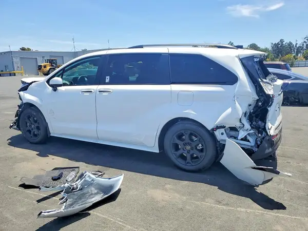 5TDCSKFC2TS259823 2026 TOYOTA SIENNA - Image 2